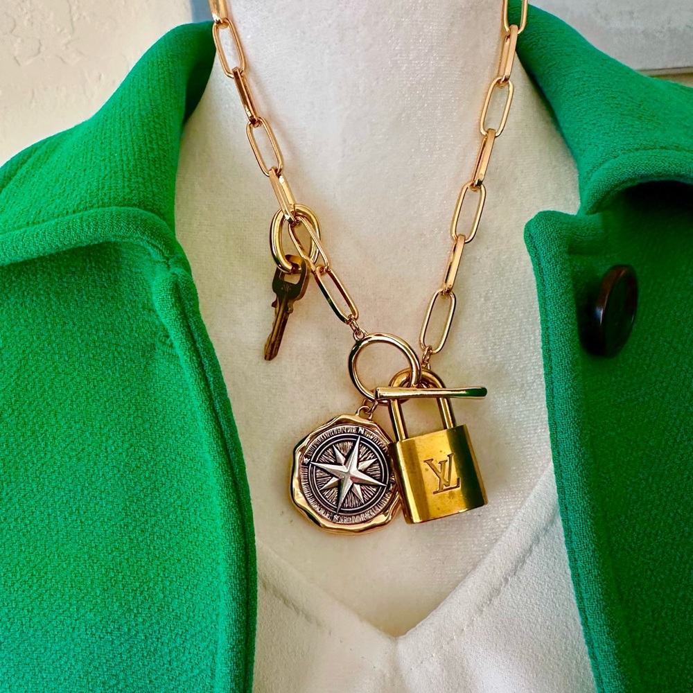 Louis Vuitton padlock with toggle necklace - Picture 3 of 7